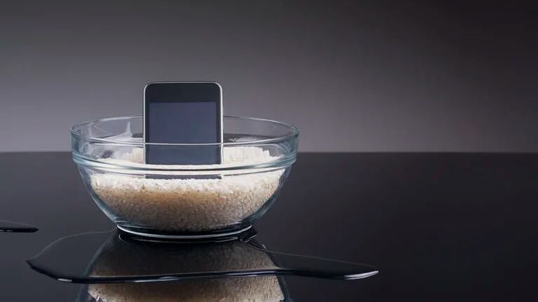 Apple advirtió sobre el truco del arroz para secar tu iPhone. Apple advirtió sobre el truco del arroz para secar tu iPhone.