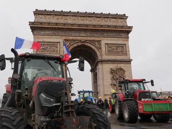 Agricultores galos protestaron junto al Arco del Triunfo de París este jueves, en contra del acuerdo de la Unión Europea con Mercosur. (Foto: EFE/ Edgar Sapiña Manchado) Agricultores galos protestaron junto al Arco del Triunfo de París este jueves, en contra del acuerdo de la Unión Europea con Mercosur. (Foto: EFE/ Edgar Sapiña Manchado)