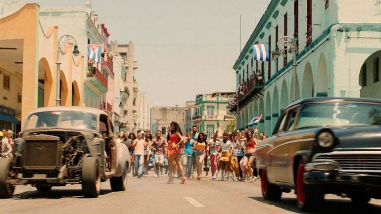 Toretto despliega su magia en las calles de La Habana conduciendo un clásico Chevrolet Fleetline del 53 en una reñida picada.&nbsp;