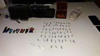 desbarataron kioscos narcos: hallan $100 mil, drogas y un arma desbarataron kioscos narcos: hallan $100 mil, drogas y un arma