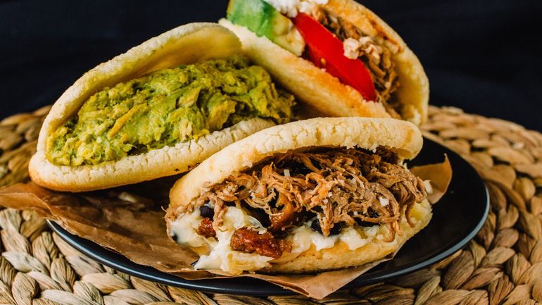 Colombia y Venezuela se caracterizan por hacer arepas dentro de su recetario gastronómico tradicional.