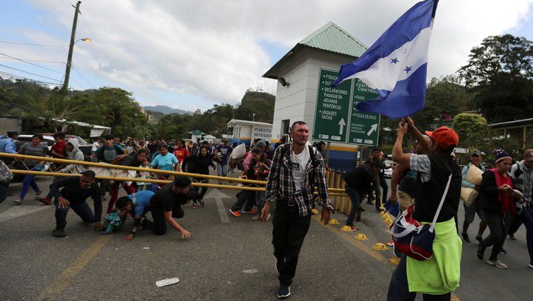 Hondureños quieren entrar a México y hay tensión en la frontera