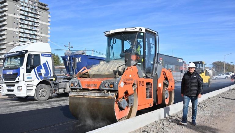 El intendente Mariano Gaido recorriendo la obra de la Avenida Mosconi. El intendente Mariano Gaido recorriendo la obra de la Avenida Mosconi.