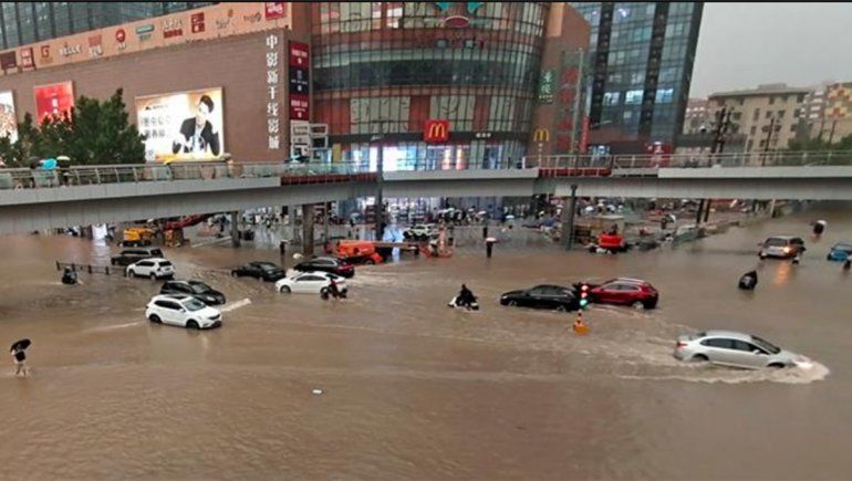 Inundaciones en China: 12 muertos en el tren de Zhengzhou y miles de evacuados en Henan