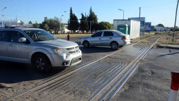 Se recomienda mirar antes de cruzar para evitar accidentes en los cruces ferroviarios, como el de la calle Uruguay, cercano al puente con Cipollletti.
