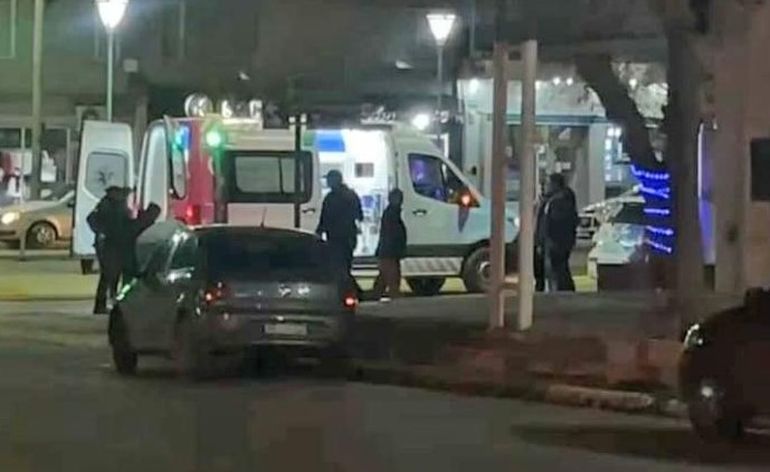Pelea con heridos en la puerta de un bar de Caleta Olivia. Pelea con heridos en la puerta de un bar de Caleta Olivia.