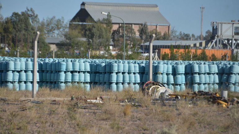 Se viene el frío y miles de garrafas siguen tiradas