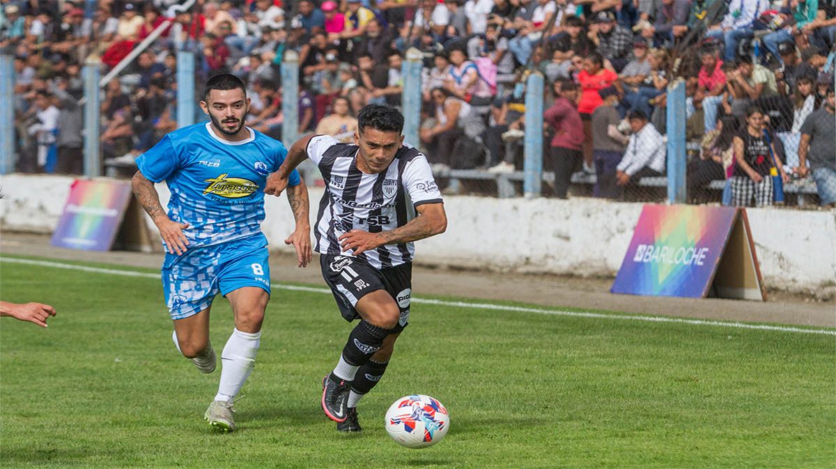 López fue parte del once inicial, el que terminó 0 a 0. Foto Marcos Ojeda.