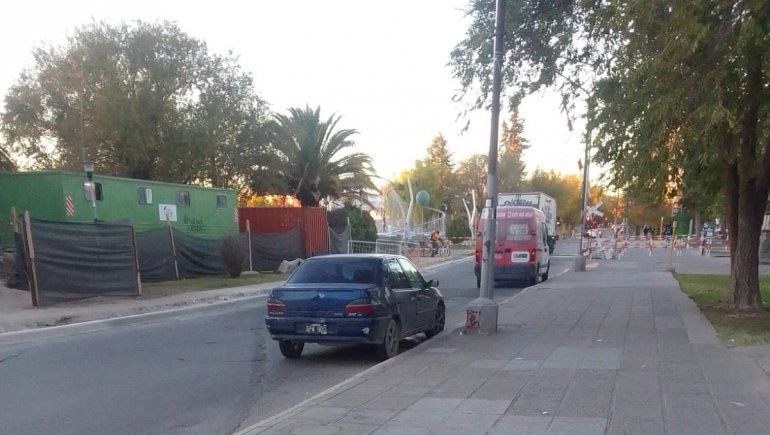 Borrachos, se quedaron dormidos abrazados en plena avenida