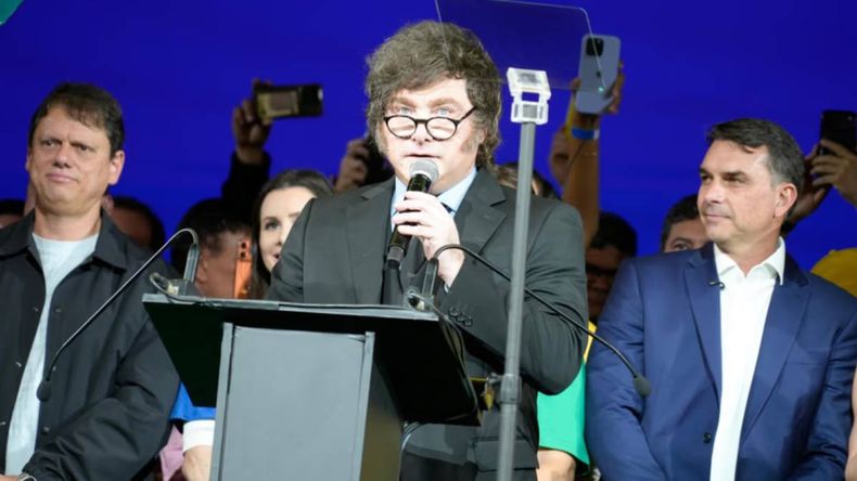 Milei apuntó contra Lula y respaldó al hijo de Bolsonaro: confío en que Brasil podrá volver a ponerse de pie | LM Neuquen Milei apuntó contra Lula y respaldó al hijo de Bolsonaro: confío en que Brasil podrá volver a ponerse de pie