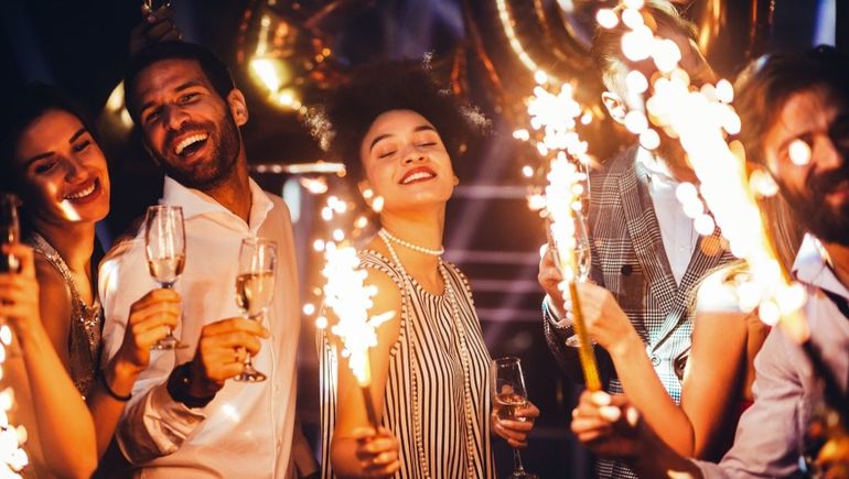 El 31 de diciembre se transforma en un día muy especial, que marca ese momento tan único que consiste en reunirse con los seres queridos y los amigos para recibir al Año Nuevo. El 31 de diciembre se transforma en un día muy especial, que marca ese momento tan único que consiste en reunirse con los seres queridos y los amigos para recibir al Año Nuevo.