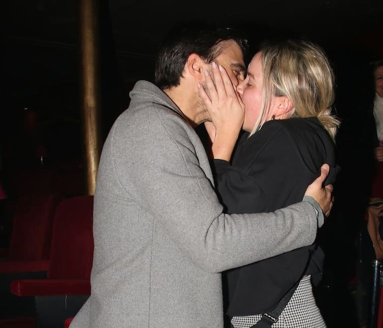 El apasionado beso de Sofía Pachano y Santiago Ramundo. El apasionado beso de Sofía Pachano y Santiago Ramundo.