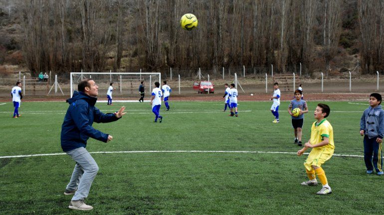 Nueva cancha de césped sintético para Aluminé