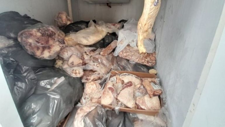 Decomisaron carne congelada en 2022 de una fábrica de chacinados de Trelew.