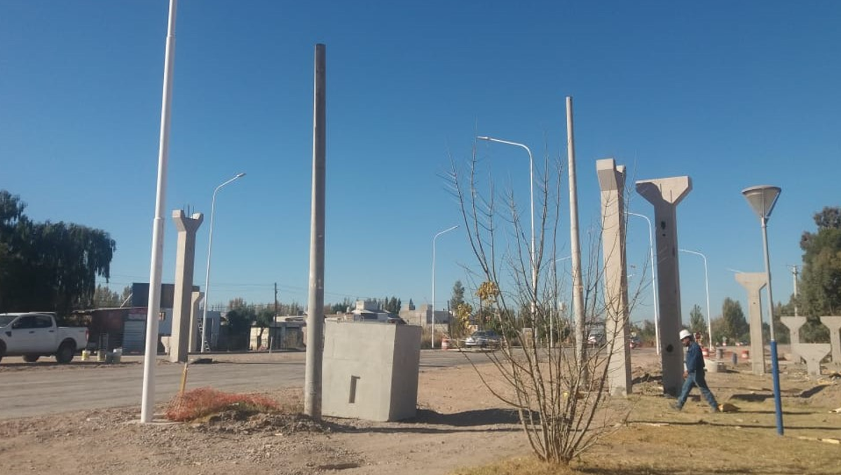 Quejas por el estado de desvíos por colocación de una pasarela