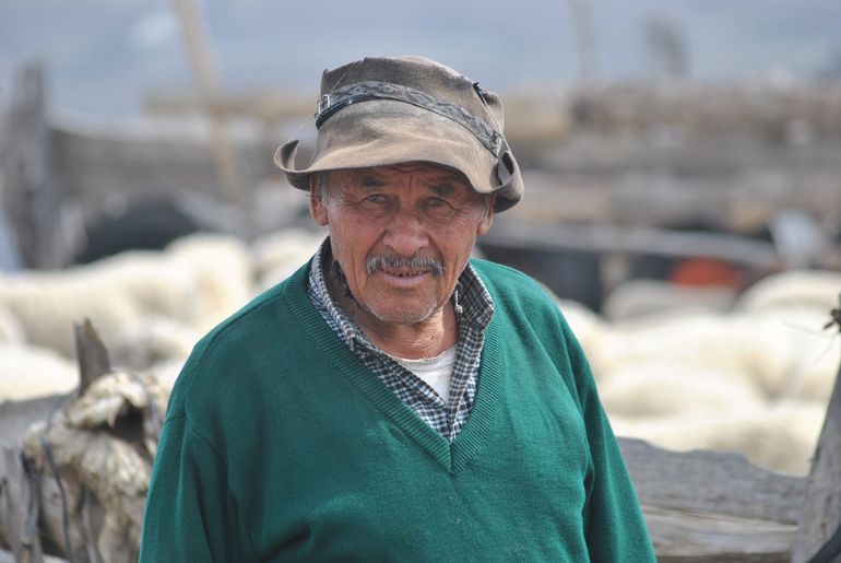 Mario sigue una tradición ancestral del centro de la provincia de Neuquén.