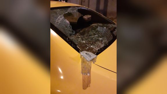 Un toque entre un taxi y una moto desató una guerra