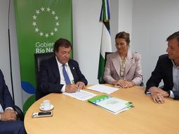 El gobernador de Río Negro firmó un acuerdo con Southern Energy (SESA) y San Matías Pipeline. Foto: Gentileza.