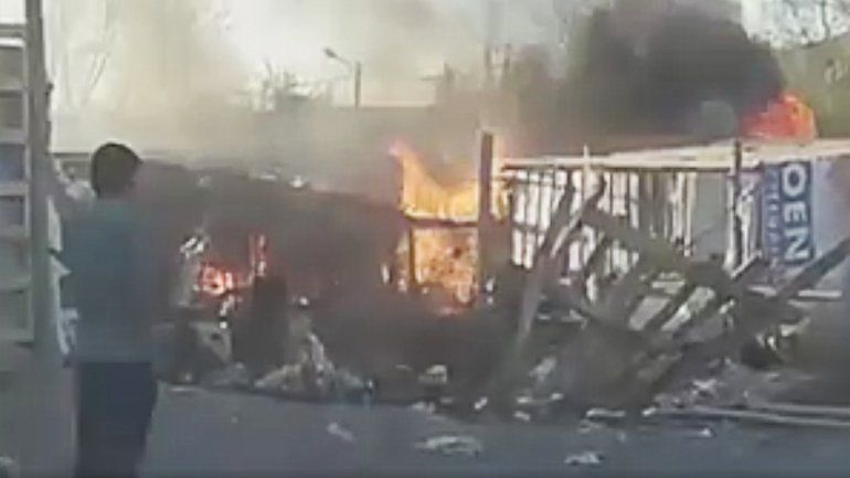 Cansados de robos y agresiones, incendiaron la casa de una banda de delincuentes