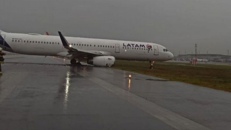 Video impactante: un avión despistó al aterrizar y generó pánico en el aeropuerto