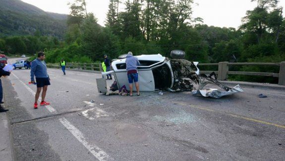 Volcó en pleno puente sobre la Ruta 40 y quedó atrapado