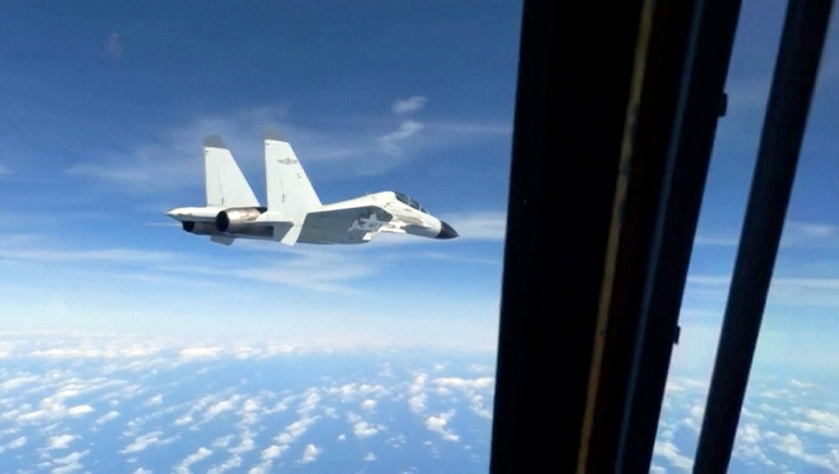EE.UU. denunció que un avión chino casi choca a uno suyo