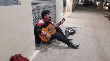 en la calle con su guitarra: el recuerdo del joven de neuquen asesinado en bolivia