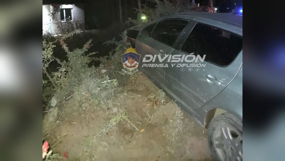 Conductor borracho tiró abajo un cerco y terminó en el patio de una casa