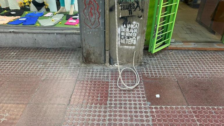 Los trabajadores estaban colocando un cartel en un edificio. Los trabajadores estaban colocando un cartel en un edificio.