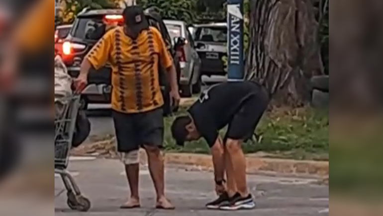 Vio a un hombre que juntaba cartones descalzo y le regaló sus zapatillas