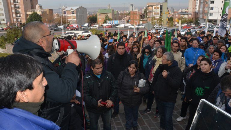 Momentos de extrema tensión se vivieron en las inmediaciones de la Legislatura por una protesta de ATE.