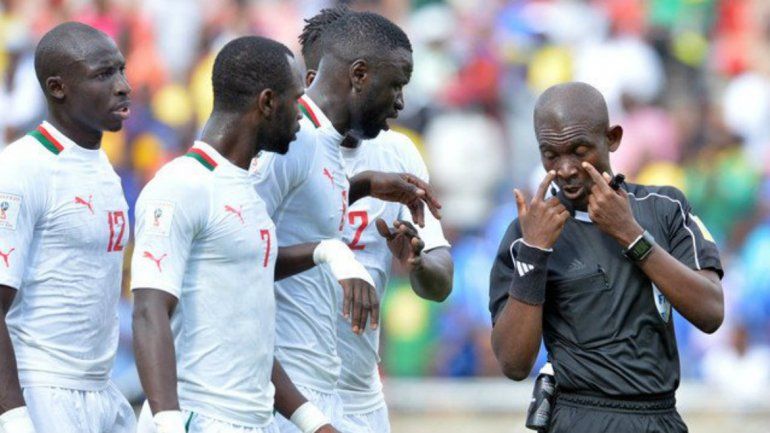 La Fifa suspendió de por vida a un árbitro ghanés que inventó un penal