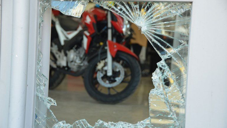 Rompevidrios enloquece a la Policía en el Bajo