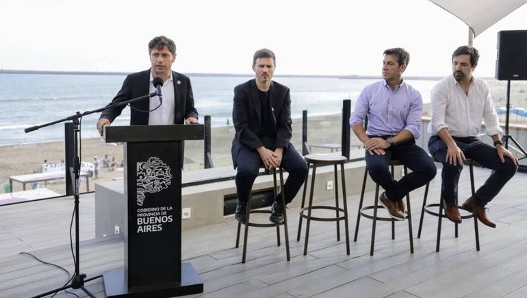 Kicillof encabezó la última conferencia de verano de la temporada en el parador La Hélice de Quequén, junto a los ministros de Producción, Ciencia e Innovación Tecnológica, Augusto Costa, y de Salud, Nicolás Kreplak; y el intendente de Necochea, Arturo Rojas. Kicillof encabezó la última conferencia de verano de la temporada en el parador La Hélice de Quequén, junto a los ministros de Producción, Ciencia e Innovación Tecnológica, Augusto Costa, y de Salud, Nicolás Kreplak; y el intendente de Necochea, Arturo Rojas.