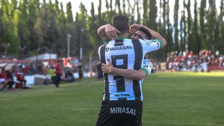 Cipolletti viene de festejar de manera consecutiva ante sus clásicos rivales en los últimos dos partidos que pudo completar. Venció 2 a 1 a Roca y 1 a 0 a Independiente.