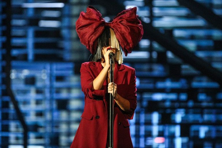 ¿Por qué la cantante Sia oculta su rostro?: sus fotos al natural sin peluca