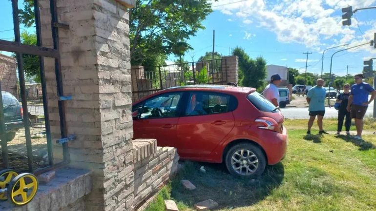 El auto de la abuela destrozó el paredón y se metió en el patio de una casa.