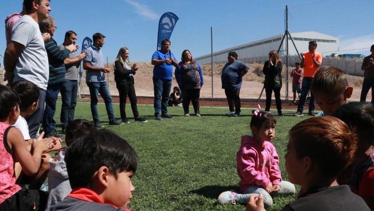 Gaido inaguró una cancha de fútbol y anunció una importante obra para Ruca Antú