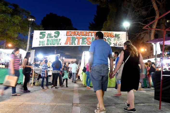 Denuncian que en la Feria de Artesanos vendían fósiles