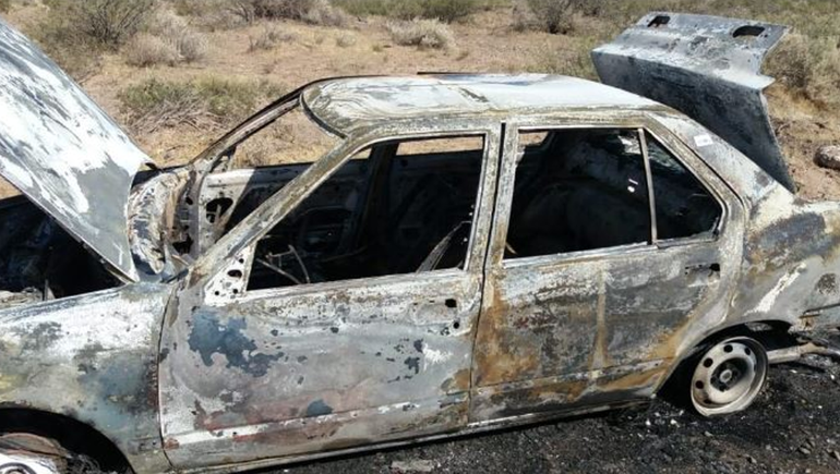 Roban, desguazan e incineran un auto en Centenario