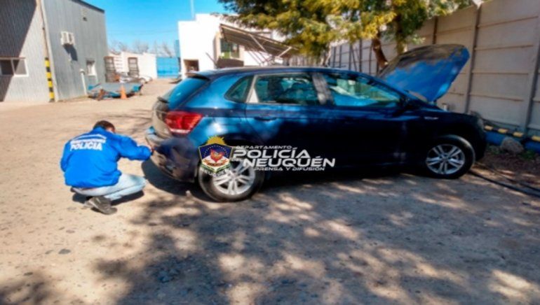 Llevó su auto nuevo a verificar y se enteró que era robado