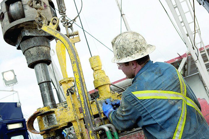 Decenas de trabajadores llegan a Neuqu&eacute;n buscando suerte en la industria petrolera.