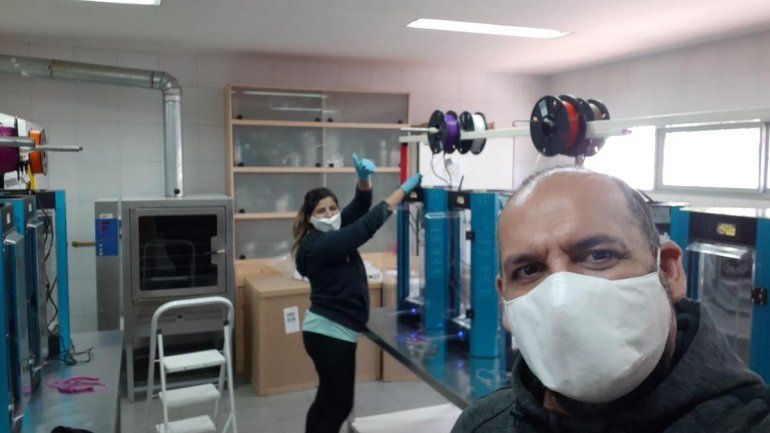 Docentes dan clases fabricando máscaras preventivas