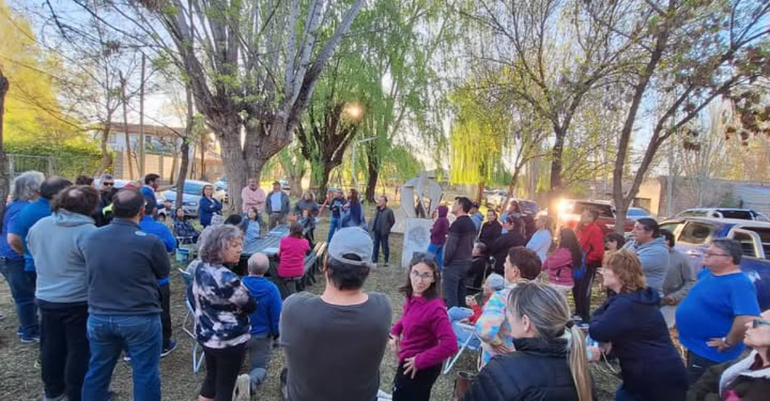 Vecinos de La Herradura de Plottier reunidos con el intendente Luis Bertolini. 