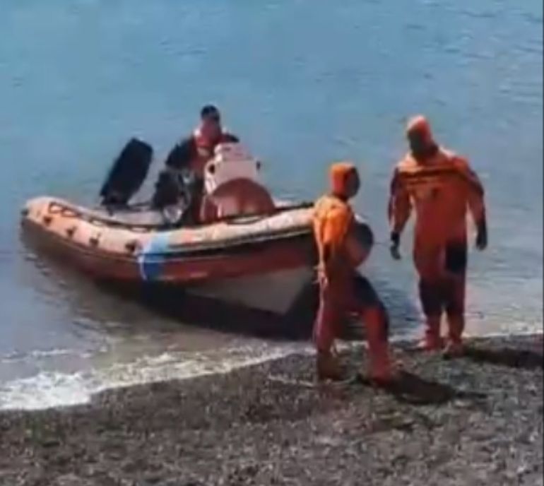 El hombre fue trasladado en un semirígido de Gendarmería hasta una playa cercana al Chalet Huergo, donde esperaba una ambulancia. El hombre fue trasladado en un semirígido de Gendarmería hasta una playa cercana al Chalet Huergo, donde esperaba una ambulancia.