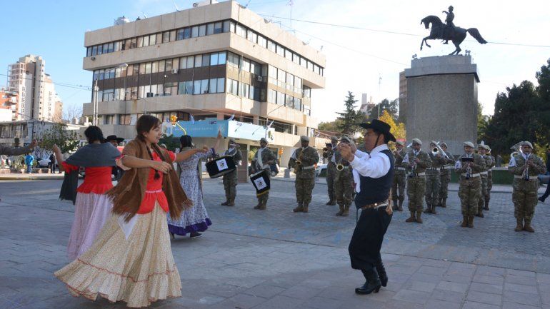 Al pie del monumento a San Martín los integrantes del ballet de folclore municipal bailaron el pericón. Los vecinos disfrutaron el chocolate y las tortas fritas.