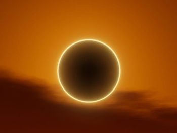 El anillo de fuego se forma cuando la Luna no cubre por completo el Sol y deja visible su borde luminoso.