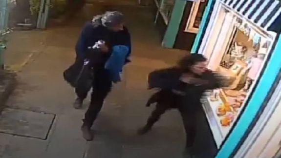 Video viral en redes: una joven le dio un codazo a una vidriera de un comercio en Avenida Arrayanes
