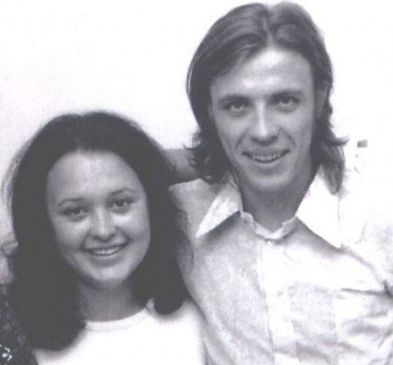 Graciela Romero y Raúl Metz, fueron secuestrado el 16 de diciembre de 1976 en Cutral Co. Fueron trasladados a centros clandestinos de detención en Neuquén y Bahía Blanca. En abril de 1977, en cautiverio, Graciela dio a luz a su hijo varón que se encuentra desaparecido al igual que su madre. Graciela Romero y Raúl Metz, fueron secuestrado el 16 de diciembre de 1976 en Cutral Co. Fueron trasladados a centros clandestinos de detención en Neuquén y Bahía Blanca. En abril de 1977, en cautiverio, Graciela dio a luz a su hijo varón que se encuentra desaparecido al igual que su madre.