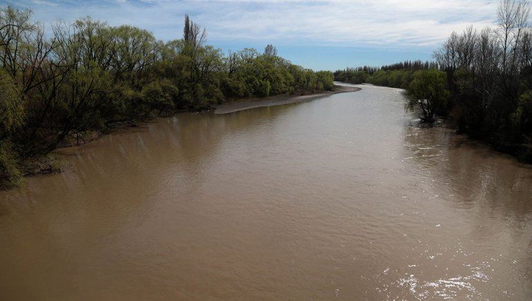 El río Neuquén va a seguir turbio por al menos 45 días más
